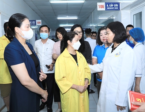 Lãnh đạo thành phố Hà Nội thăm, động viên nạn nhân vụ cháy tại Trung Kính
